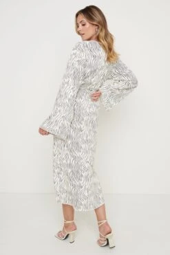 Roscoe Button Shirt Kimono Dress - Abstract Wave 10 Roscoe Button Shirt Kimono Dress - Abstract Wave -Outlet Stylistae Store Roscoe Dress Print 3644